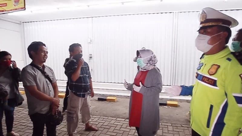 Cegah Covid-19, Bupati Tegal Pantau Kesehatan Pemudik di Tapal Batas