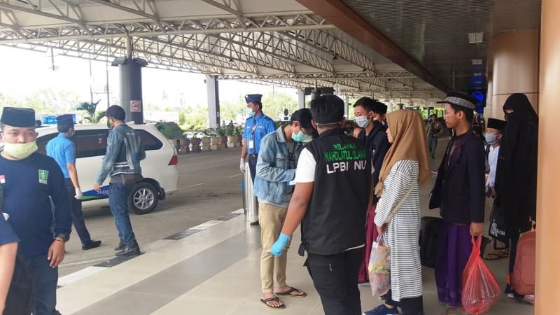 Sambut Santri Pulang, NU Kalbar Cek Kesehatan di Bandara