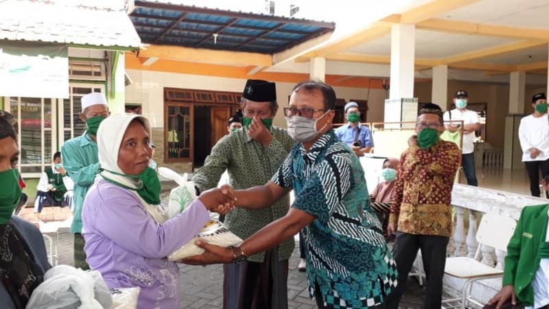 LAZISNU Jember Menyemprotkan Disinfektan Plus Bagi Sembako