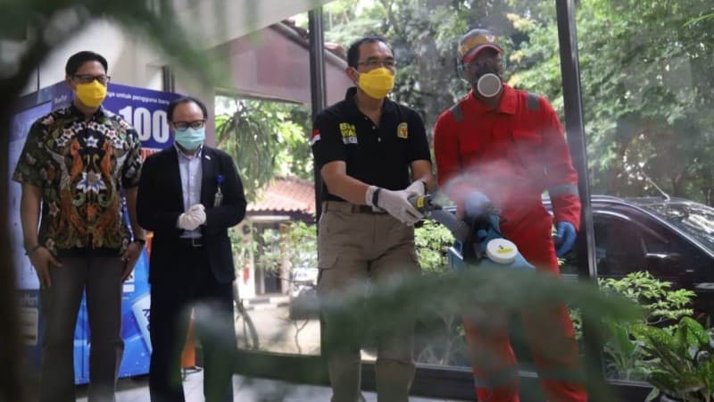 Korban PHK Dilibatkan Penyemprotan Disinfektan di Pulogadung