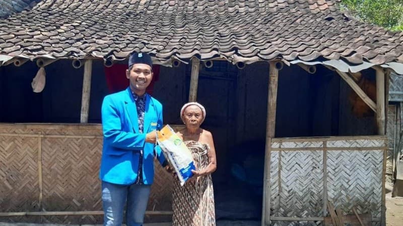 Antisipasi Dampak Darurat Covid-19, PMII Jember Bagikan Beras