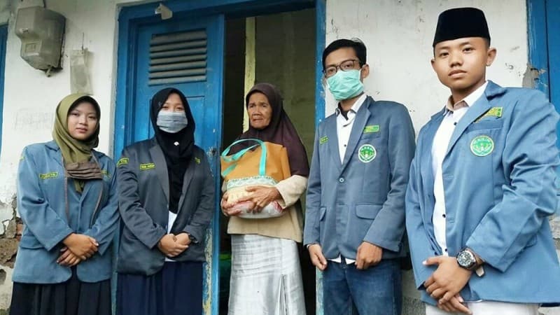 Pandemi Covid-19, Pelajar NU Kabupaten Tegal Bagikan Paket Sembako untuk Warga Terdampak