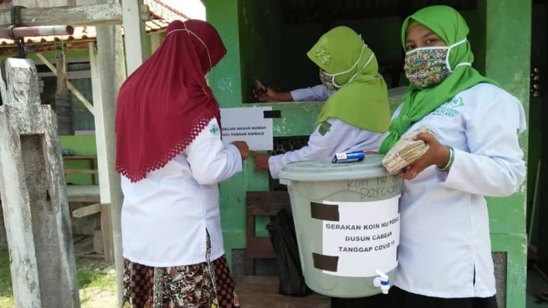 LAZISNU Nganjuk Bagikan Ember Cuci Tangan Cegah Covid-19