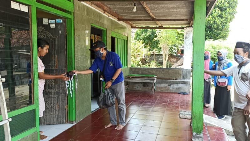 Kader PMII Jombang Bagikan Ratusan Masker ke Rumah Warga