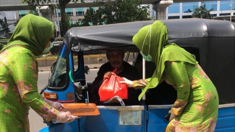 Muslimat NU Bagi Sembako dan Masker untuk Ringankan Beban Dampak Covid-19