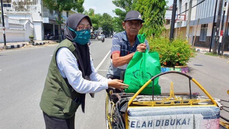 Ringankan Beban Warga, LAZISNU Kota Madiun Bagikan Bingkisan