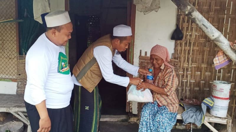 Ahbabul Musthofa Bojonegoro Bagikan Sembako ke Terdampak Covid-19