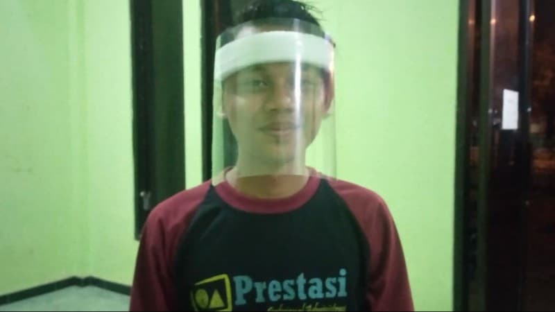 Kreativitas IPNU-IPPNU Lamongan Buat Pelindung Wajah untuk Tenaga Medis Covid-19