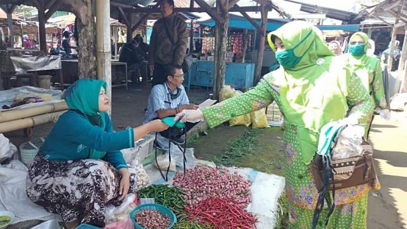 Muslimat NU Tegal Bagikan 10 Ribu Masker kepada Pedagang Pasar Tradisional