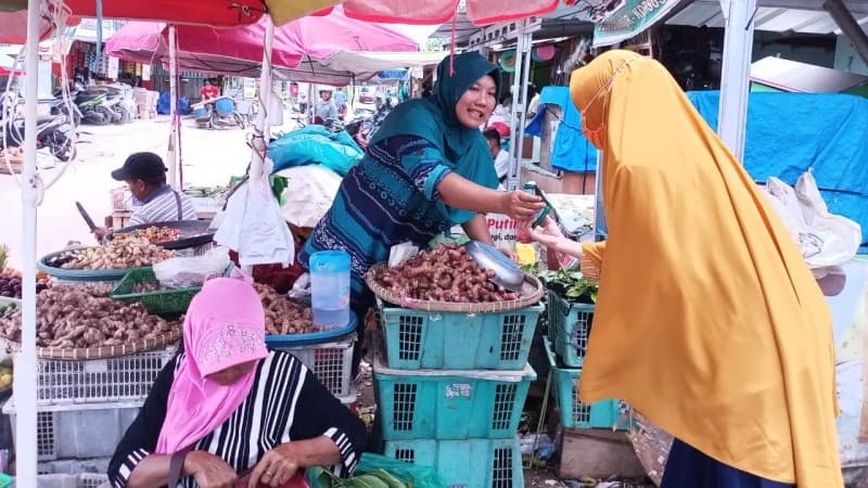 Cegah Penyebaran Covid-19 di Pasar, LAZISNU Lampung Bagikan Masker dan Hand Sanitizer