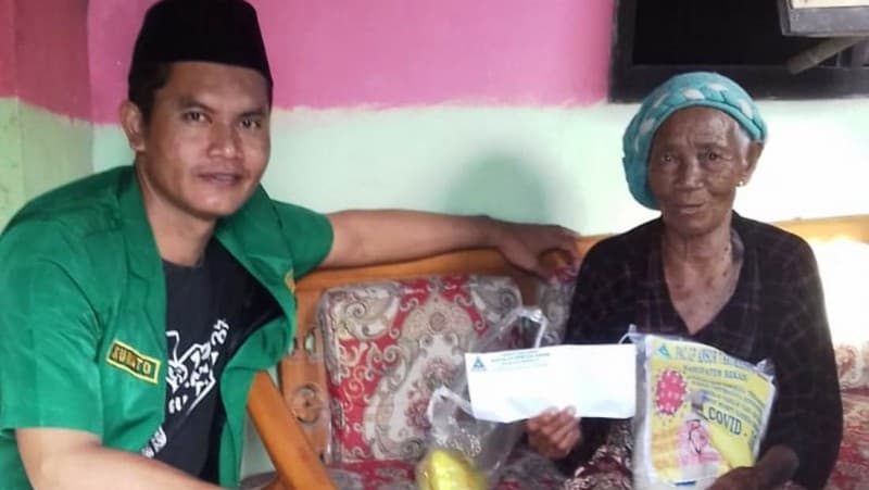 Ringankan Beban Warga, Ansor di Bekasi Bagikan Sembako