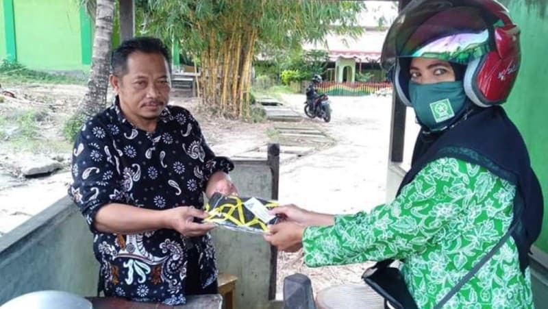 Peduli Corona, Ansor dan Fatayat NU Landak Kalbar Bagikan Masker