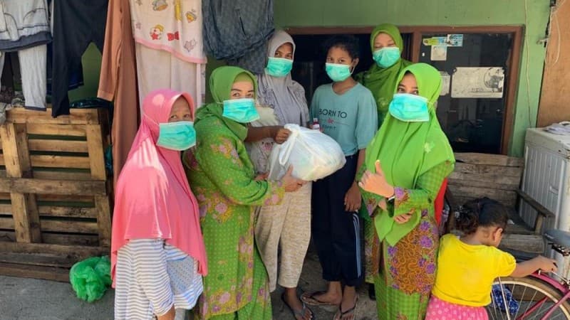 Muslimat NU Semarang Bagikan 100 Paket Sembako untuk Warga Terdampak Corona
