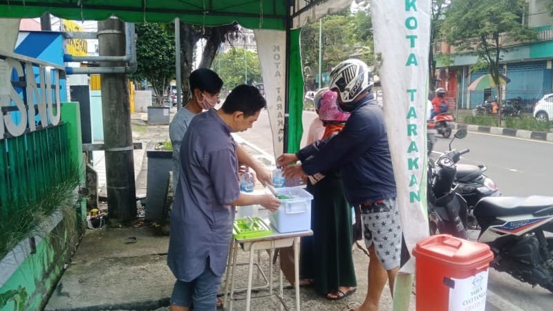 Di Kota Tarakan, LAZISNU Bagikan Sabun Cuci Tangan Gratis