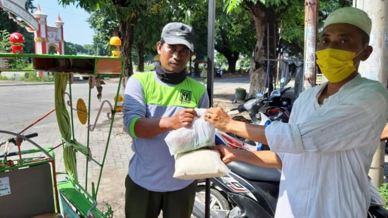 Pengayuh Becak di Gresik Pulang Membawa Senyum Usai Terima Sembako