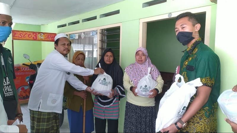Tangis Bahagia Warga Kota Probolinggo Terima Paket Sembako