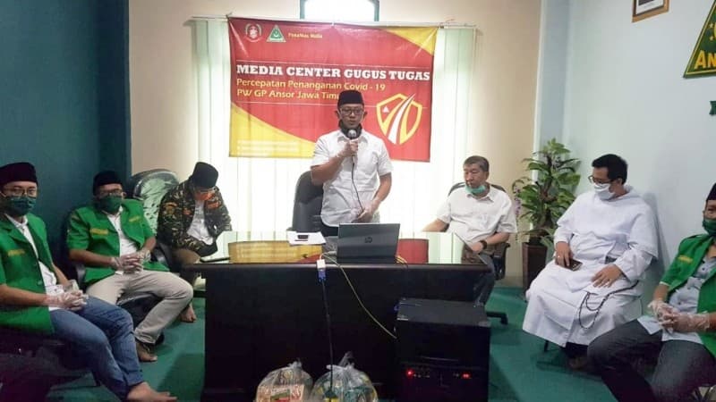 Bantu Warga Imbas Corona, Ansor Jatim Bagikan Ribuan Paket Sembako