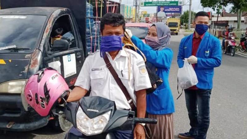 Cegah Covid-19, PMII Padang Pariaman Bagikan Ribuan Masker