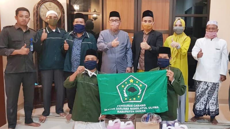 ISNU Demak Bantu APD Masjid Agung Selama Pandemi Covid-19