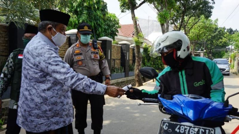 Ketum PBNU Turun Langsung Bagikan Hand Sanitizer dan Sembako