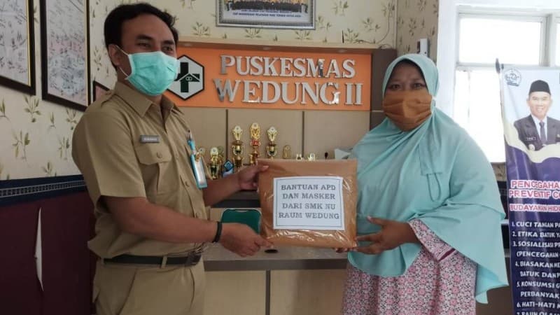 Guru NU di SMK Raum Demak Sumbangkan APD Produksi Sekolah