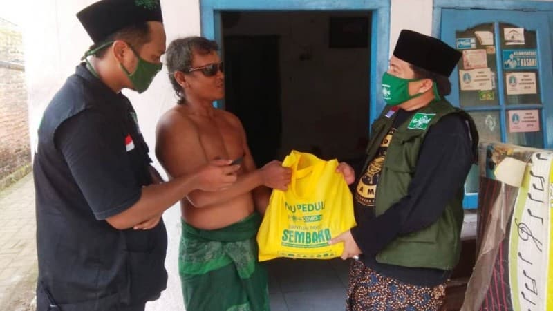 Giliran Warga Difabel Terima Sembako dari NU Kota Pasuruan 
