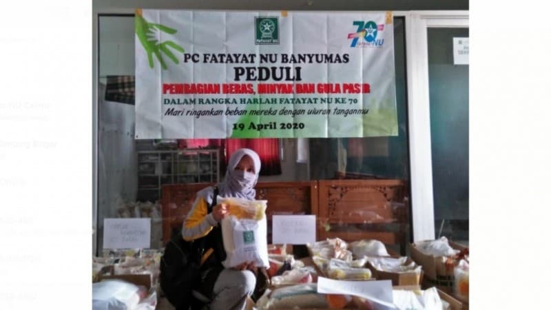 Fatayat NU Banyumas Beri Bantuan untuk Warga Terdampak Covid-19