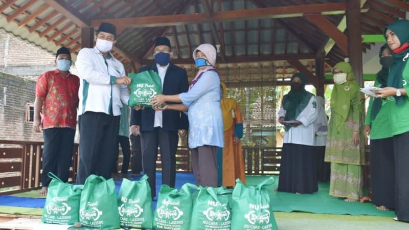 Sumringahnya Warga Terdampak Covid-19 Saat NU Banyumas Bagikan Sembako