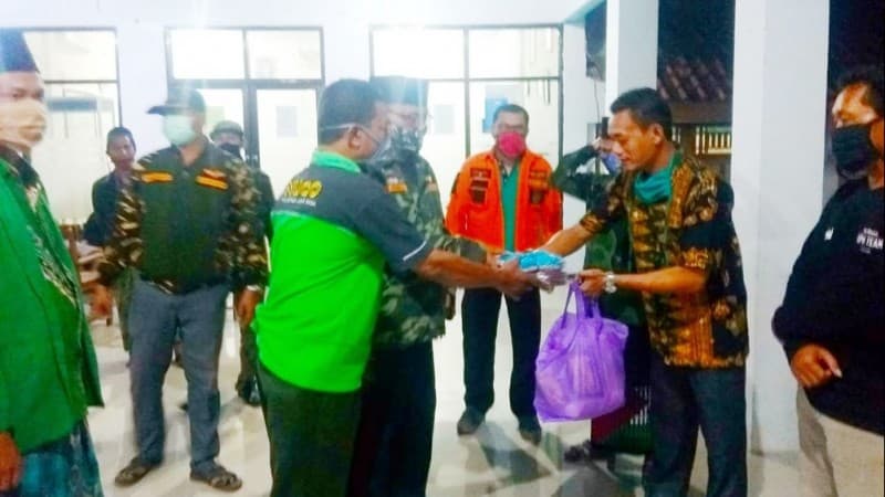 NU Kabupaten Tegal Berikan Sembako ke Warga Isolasi Covid-19