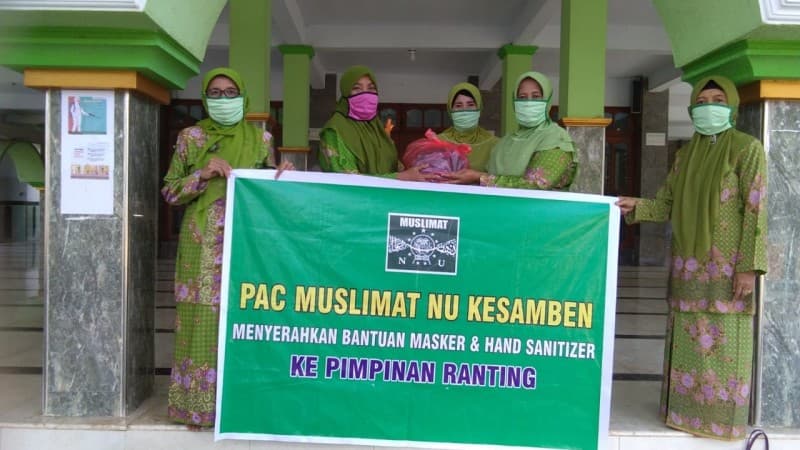 Muslimat dan Fatayat NU di Jombang Bagikan Masker dan Gel Pembersih Tangan