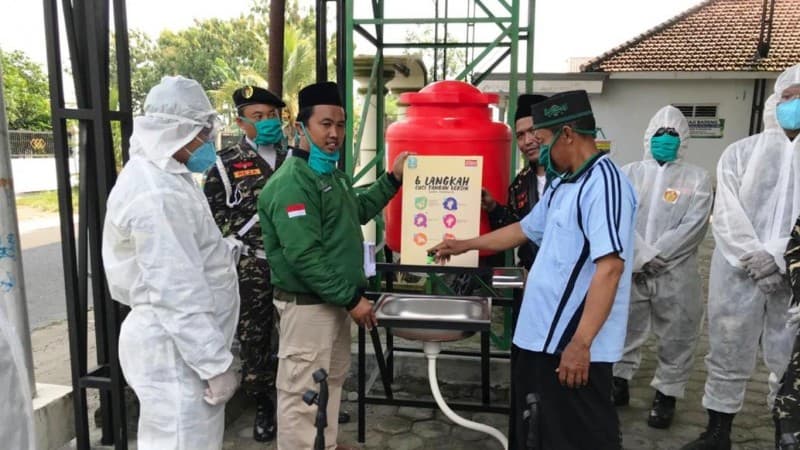 Cegah Corona, ISNU Blitar Serahkan Tabung Cuci Tangan untuk Masjid