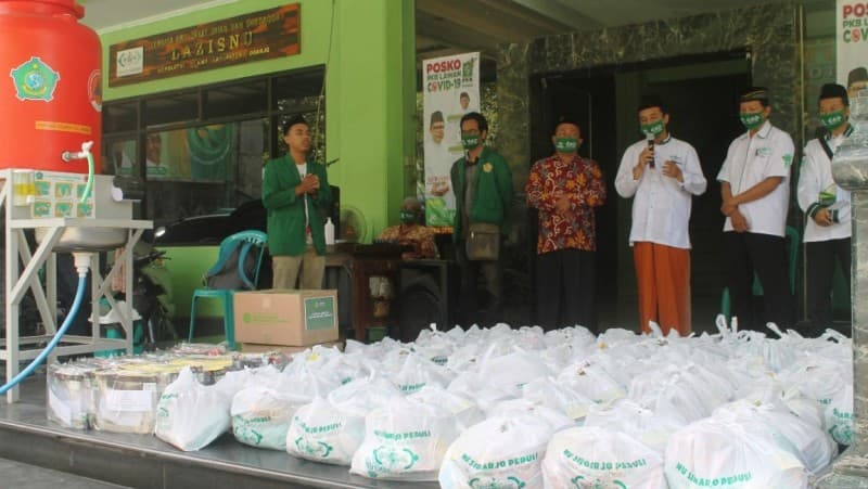 Jelang PSBB, LAZISNU Sidoarjo Salurkan Sembako untuk Guru Ngaji