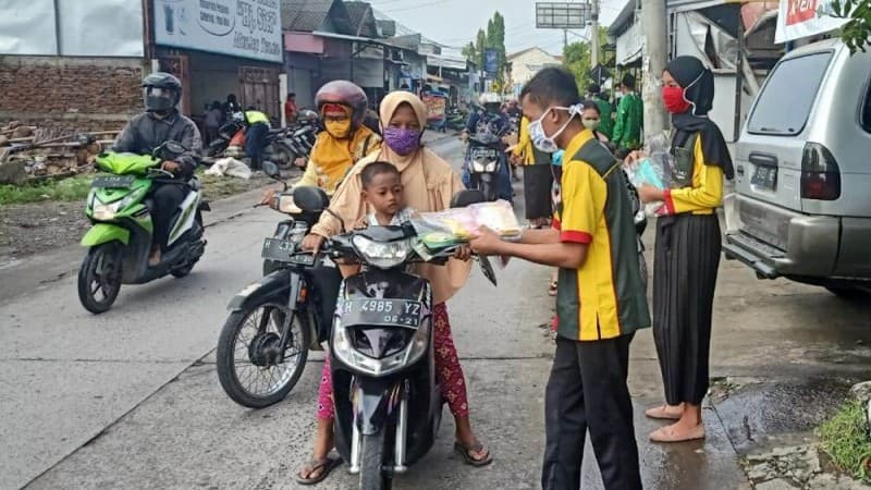 Warga Perbatasan Semarang Demak Apresiasi Pelajar NU Bagi-bagi Masker