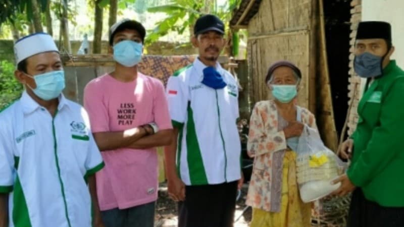 MWCNU Rambipuji Jember Bagikan Sembako untuk Warga Terdampak Covid-19
