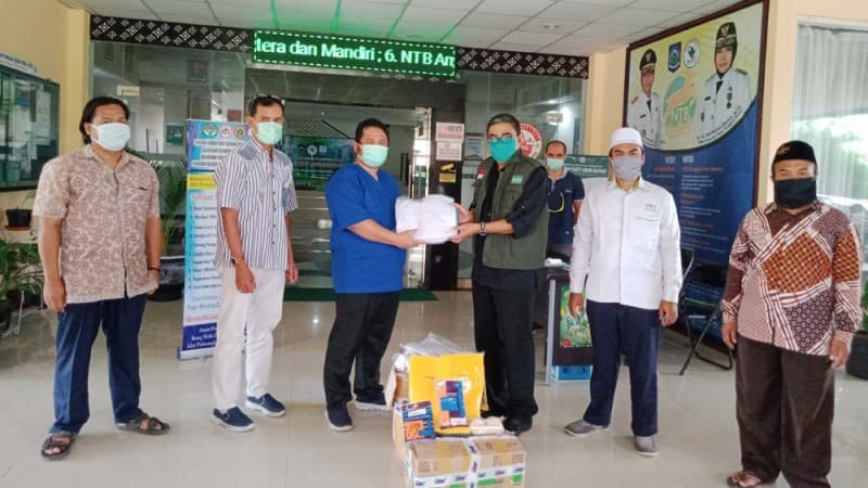 Cegah Covid-19, Satgas NU NTB Peduli Berbagi APD ke Rumah Sakit