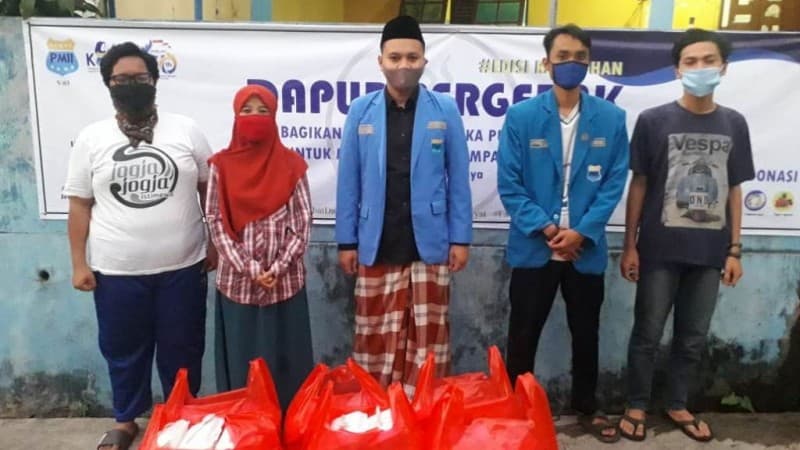 'Dapur Bergerak' PMII Ciputat Sediakan Makanan untuk Warga