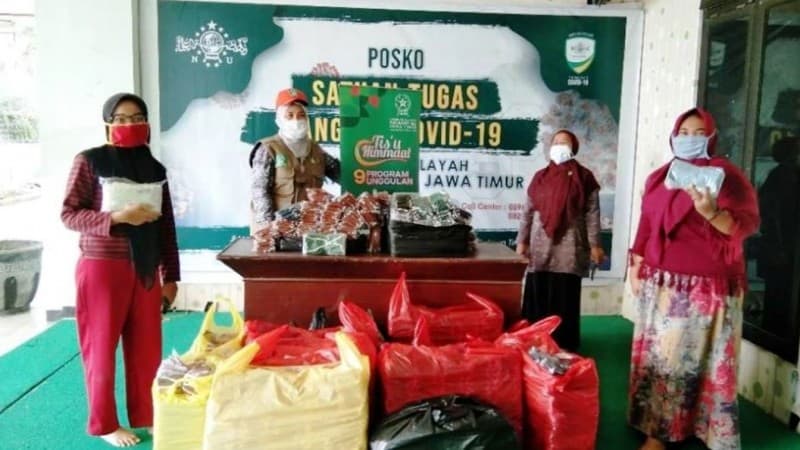 Hasil Berdayakan Penjahit, Fatayat NU Jatim Serahkan 35 Ribu Masker