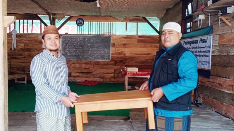 Rawat Tradisi Bandongan, Ahbabul Musthofa Bojonegoro Bagikan Meja untuk Kiai