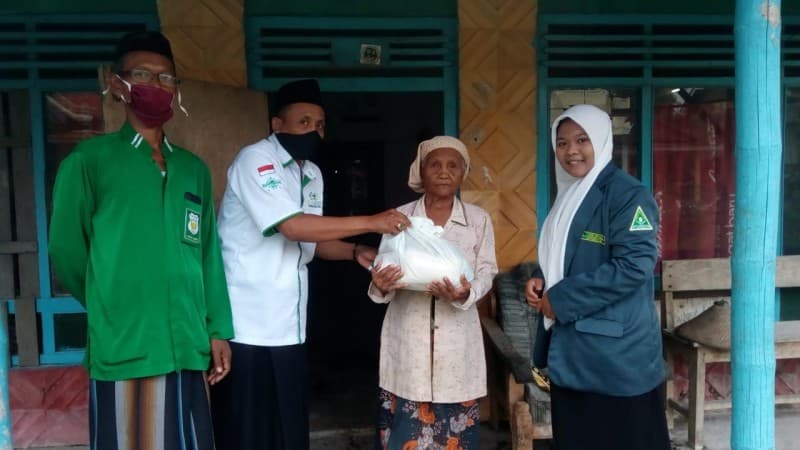 Hidup Sendirian, Janda 74 Tahun Ini Terima Sembako dari NU