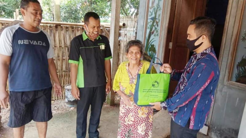 Peduli Terdampak Pandemi, BMT Kopikanu Jepara Bagikan Paket Sembako 