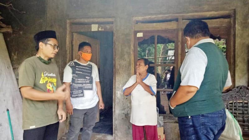 Bantuan Pemerintah Terbatas, Ansor Kudus Beri Sembako ke Warga Terdampak Covid-19