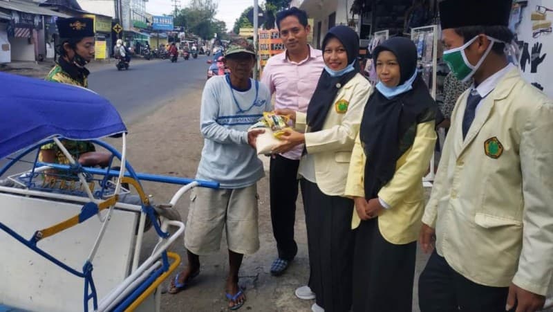Lulus Ujian Skripsi secara Online, Mahasiswa UIJ Bagikan Sembako