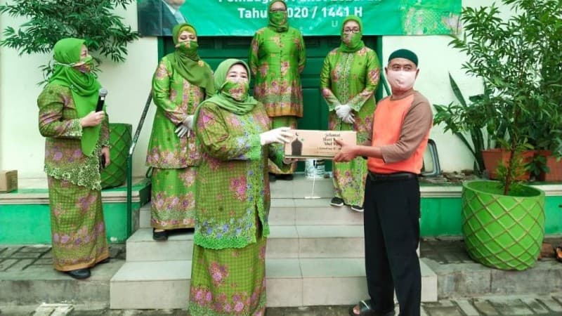 Cerita Ibu Muslimat NU Berbagi Paket Lebaran kepada Warga