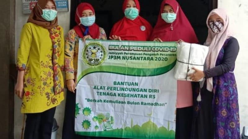 Perempuan Pengasuh Pesantren Salurkan Bantuan APD