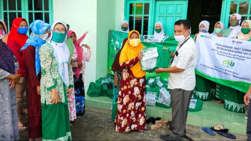 Peduli Warga Terdampak Corona, Fatayat NU Bangkalan Bagikan Sembako