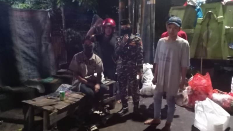 Aksi NU Tangsel Bagikan Makan Sahur di Jalanan