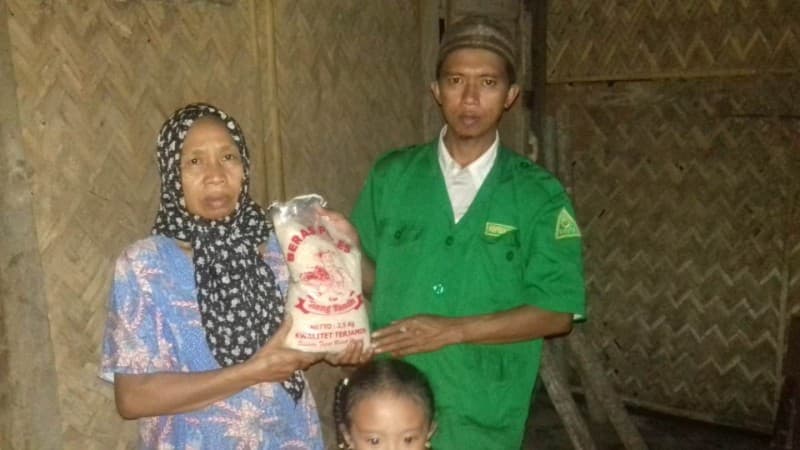 LPNU Ambulu Jember Gelar Sembako Murah, Ansor Ledokombo Bagikan Beras