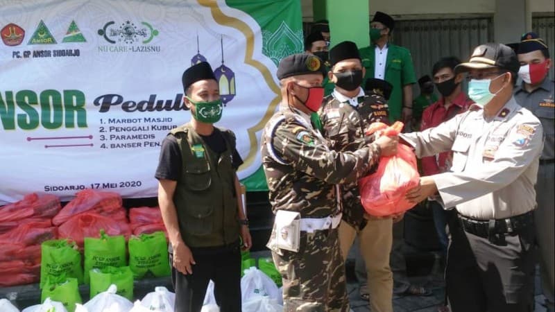 Ribuan Paket Sembako Ansor Sidoarjo untuk Marbut dan Penggali Kubur