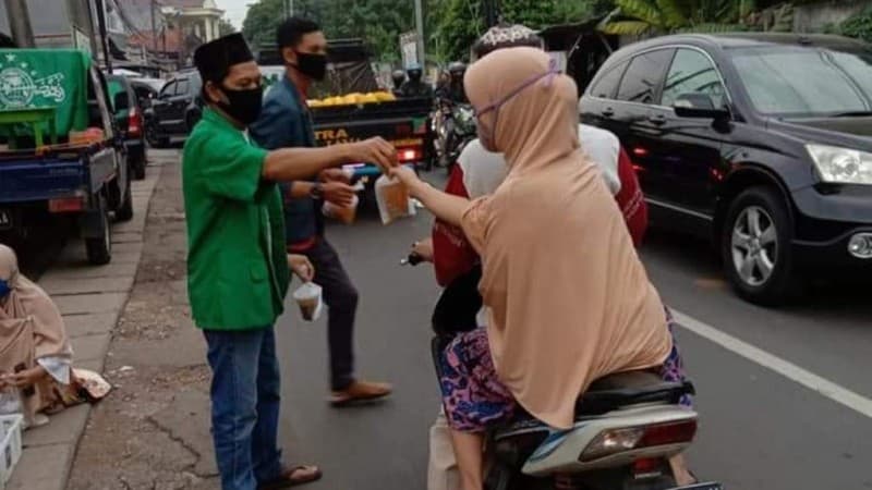 Ribuan Paket Takjil LTMNU Jaktim Disambut Antusias Warga 