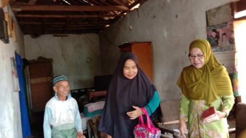 Jelang Lebaran, Muslimat NU Ledokombo Jember ‘Sambangi’ Janda dan Dhuafa